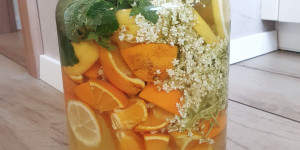 Beitragsbild des Blogbeitrags Rezepttipp: Sommerlicher Holunderblütensirup