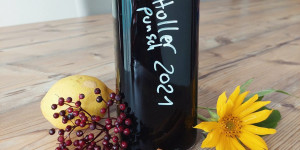 Beitragsbild des Blogbeitrags Rezept Idee: würziger Holunderbeeren Sirup