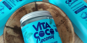 Beitragsbild des Blogbeitrags Den Sommer verlängern mit Haarpflege von Vita Coco