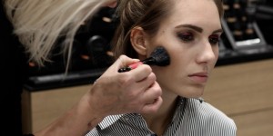 Beitragsbild des Blogbeitrags Mac Schminkkurs – Arbeiten mit Glitzerpigmenten