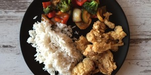 Beitragsbild des Blogbeitrags gebackenes Hühnerfleisch, Gemüse mit Knoblauchsauce & Reis  