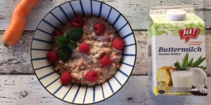 Beitragsbild des Blogbeitrags Kokosporridge mit Karotten und Himbeeren 
