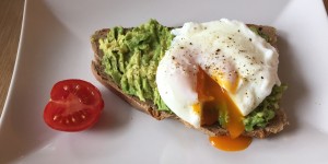 Beitragsbild des Blogbeitrags Avocadotoast + pochiertes Ei