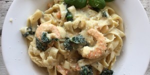 Beitragsbild des Blogbeitrags One Pot Pasta mit Garnelen & Spinat