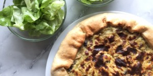 Beitragsbild des Blogbeitrags Zwiebel-/Speckquiche mit würzigem Almrauschkäse 