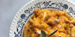 Beitragsbild des Blogbeitrags Cremige Kürbispasta mit Salbei und Nüssen