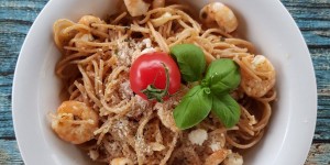 Beitragsbild des Blogbeitrags Rote Linsen Spaghetti mit Garnelen