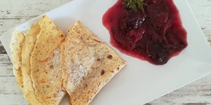 Beitragsbild des Blogbeitrags Mohnpalatschinken mit Zwetschkenröster