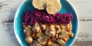 Beitragsbild des Blogbeitrags Rehragout mit Knödel und Rotkraut 