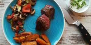 Beitragsbild des Blogbeitrags Es wird wild – mit einem Kängerusteak, Süßkartoffelpommes, Grillgemüse und Dip!