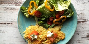 Beitragsbild des Blogbeitrags Kartoffelrösti, Räucherlachs, Frischkäse, Kresse trifft auf herrlichen Salat 