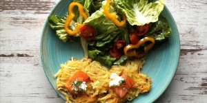 Beitragsbild des Blogbeitrags Kartoffelrösti, Räucherlachs, Frischkäse, Kresse trifft auf herrlichen Salat