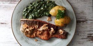 Beitragsbild des Blogbeitrags Gebirgsforellenfilet mit Blattspinat und Kartoffeln 