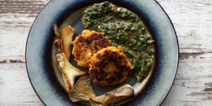 Beitragsbild des Blogbeitrags gebratene Kürbisknödel mit Austernpilze und Blattspinat