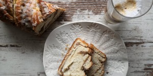 Beitragsbild des Blogbeitrags Nusszopf – große Hefekuchenliebe mit viel Guss und Kaffegenuss