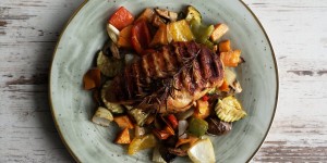 Beitragsbild des Blogbeitrags Saftige Ofenhühnerbrust mit Gemüse 