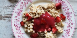 Beitragsbild des Blogbeitrags Grieß-Topfen Spätzle mit Erdbeermatsch/ -gatsch