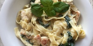 Beitragsbild des Blogbeitrags ONE POT PASTA mit Putenfleisch & Spinat 