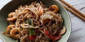Beitragsbild des Blogbeitrags Reisnudeln – Gemüse – Garnelen – Knoblauchsauce