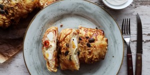 Beitragsbild des Blogbeitrags Pikanter Blätterteigstrudel mit Sauerrahmdip