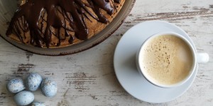 Beitragsbild des Blogbeitrags Mohnzucchini-Kuchen, eine herrliche Tasse Kaffee und ein schönes Osterfest! 