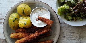 Beitragsbild des Blogbeitrags Spargel Cordon Bleu mit Petersilienkartoffeln und grünen Salat
