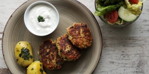 Beitragsbild des Blogbeitrags Brokkoli Laibchen mit Petersilienkartoffeln, Sauerrahmdip und gemischten Salat