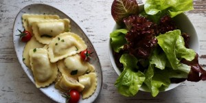 Beitragsbild des Blogbeitrags Urlaub kann man sich auch aufs Teller zaubern – Kärntner Fleischnudeln mit grünen Salat