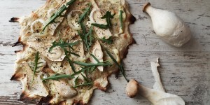 Beitragsbild des Blogbeitrags Flammkuchen – Kräuterseitlinge – Zwiebel – Creme Fraiche – Rucola