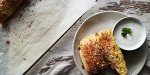 Beitragsbild des Blogbeitrags Kürbis-Käse-Strudel mit Sauerrahmdip