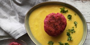 Beitragsbild des Blogbeitrags Kürbis Kokos Suppe mit gebratenen Rauna Knödel
