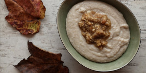 Beitragsbild des Blogbeitrags Grießbrei mit Äpfel, Quinoa Pops, Zimt… Herzerwärmend in den Tag starten ❤️