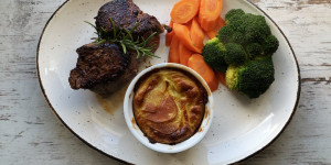 Beitragsbild des Blogbeitrags Rindslungenbraten mit Kartoffelgratin und Gemüse