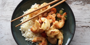 Beitragsbild des Blogbeitrags Gebackene Garnelen – Gemüse – Knoblauchsauce – Reis
