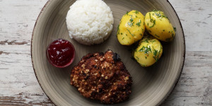 Beitragsbild des Blogbeitrags Reh-Schnitzel in knuspriger Panier mit Petersilienkartoffeln, Reis und Preiselbeeren Marmelade 