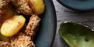 Beitragsbild des Blogbeitrags Fischsticks in knuspriger Panade mit Bratkartoffeln und Avocadodip