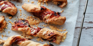 Beitragsbild des Blogbeitrags Herzhafte Pizzastangerl