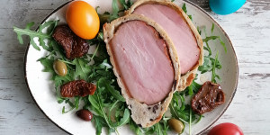 Beitragsbild des Blogbeitrags Osterschinken im Olivenbrotteig