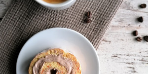 Beitragsbild des Blogbeitrags Oster-Roulade mit Kaffeecreme 