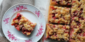 Beitragsbild des Blogbeitrags Erdbeer Rhabarber Streuselkuchen ❤️