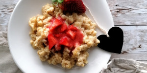Beitragsbild des Blogbeitrags Topfen-Grieß-Spätzle mit Erdbeersauce