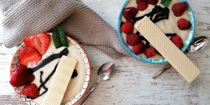 Beitragsbild des Blogbeitrags Banana Nicecream mit Schoko und frischen Beeren 