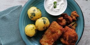 Beitragsbild des Blogbeitrags Gebackenes Gemüse mit Petersilienkartoffeln und Sauerrahmdip