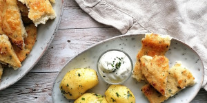 Beitragsbild des Blogbeitrags Kräuter-Käse-Grießtaler mit Kartoffeln und Dip 