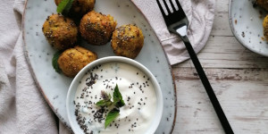 Beitragsbild des Blogbeitrags Chia Falafel mit Minzdip