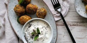 Beitragsbild des Blogbeitrags Chia Falafel mit Minzdip 