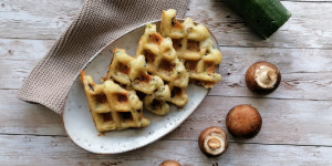 Beitragsbild des Blogbeitrags pikante Grießwaffeln (vegan) 