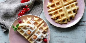 Beitragsbild des Blogbeitrags Luftige Waffeln mit herrlichem Bananeneis 