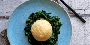 Beitragsbild des Blogbeitrags Grießknödel mit Blattspinat