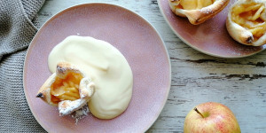 Beitragsbild des Blogbeitrags Apfelstrudel Päckchen mit Vanillesauce 